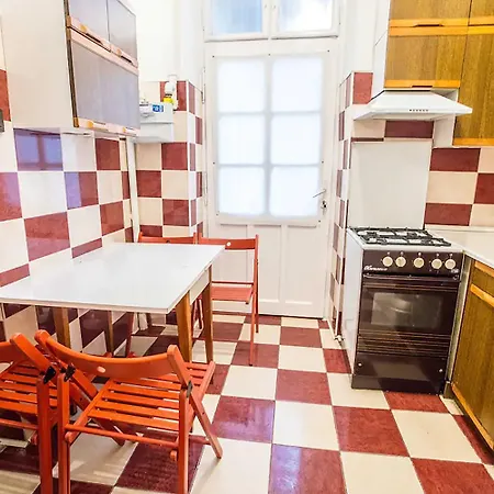 Centre Sunshine Bedroom Season 5 Apartment Budapest
