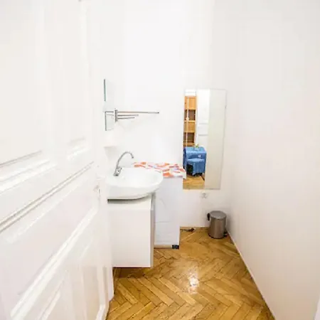 Apartment Centre Sunshine Bedroom Season 5 *