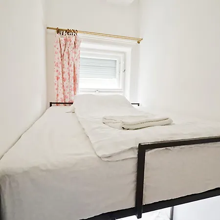 Centre Sunshine Bedroom Season 5 Apartment *