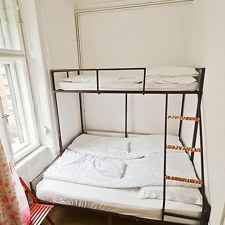 Centre Sunshine Bedroom Season 5 شقة بودابست