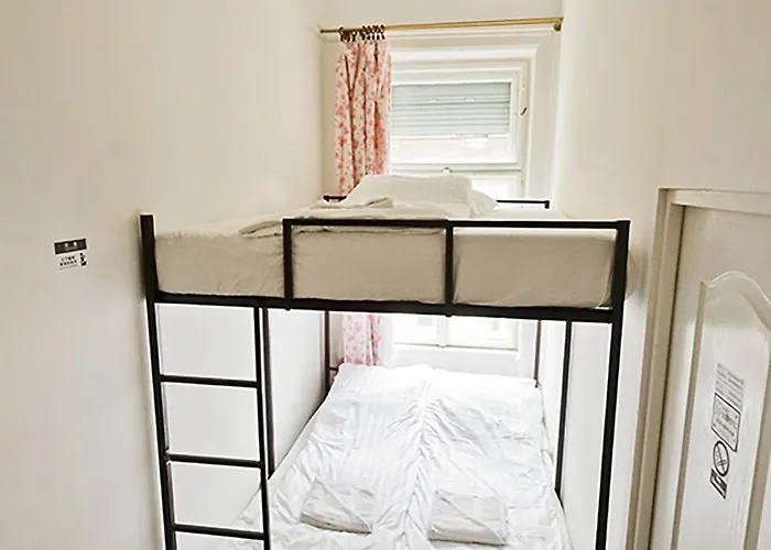 Centre Sunshine Bedroom Season 5 부다페스트