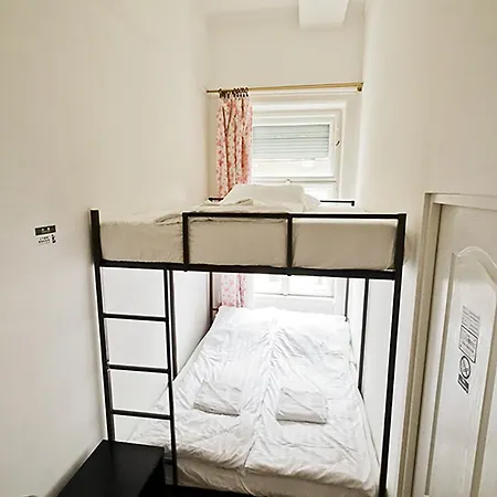 Centre Sunshine Bedroom Season 5 Budapeszt